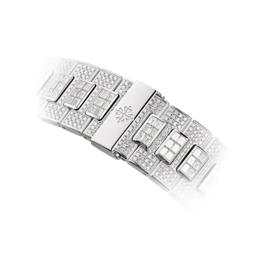 Patek Philippe Nautilus Date Ref# 5719/10G-010 - Image 3